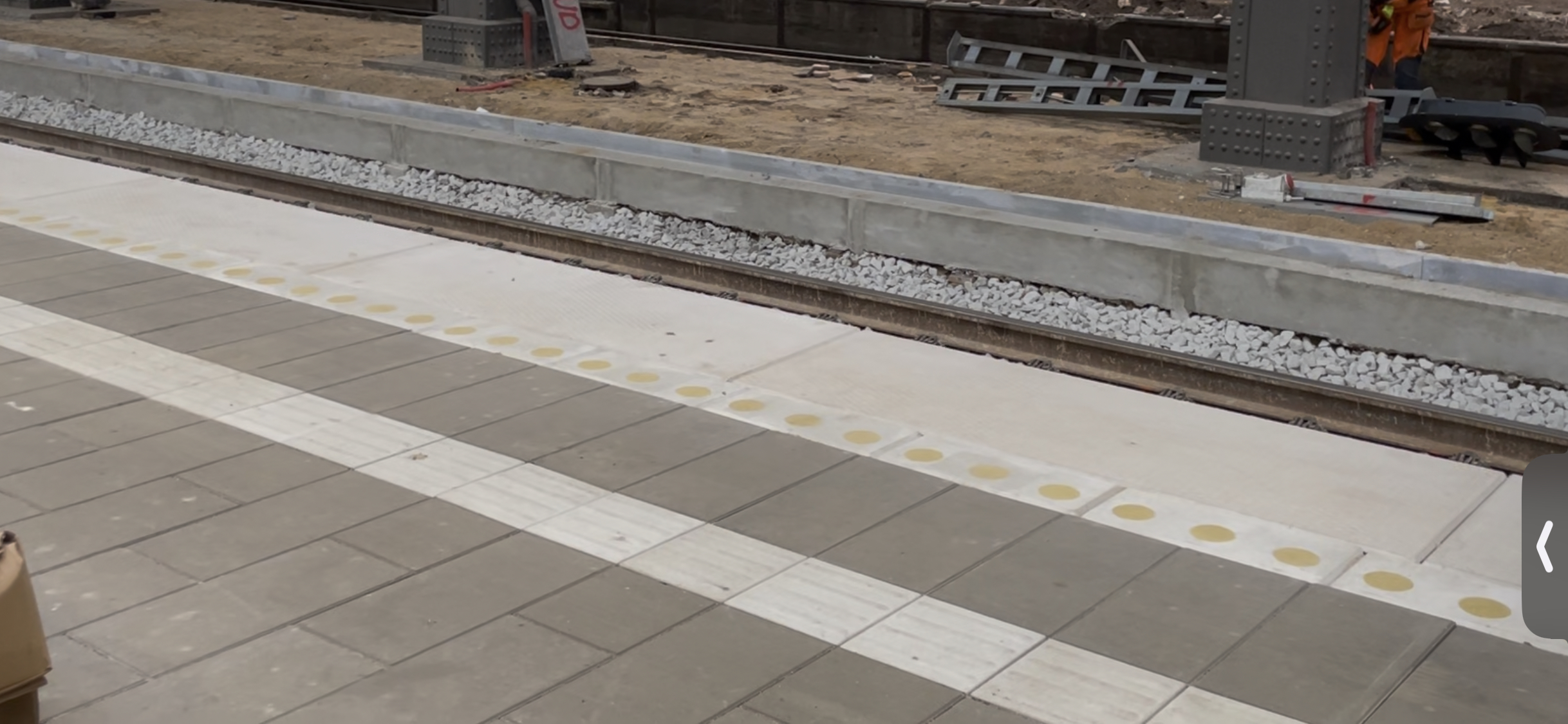 Med opgraderingen af perronerne på Aarhus Hovedbanegård er der blevet lagt helt nye taktile ledelinjefliser. 