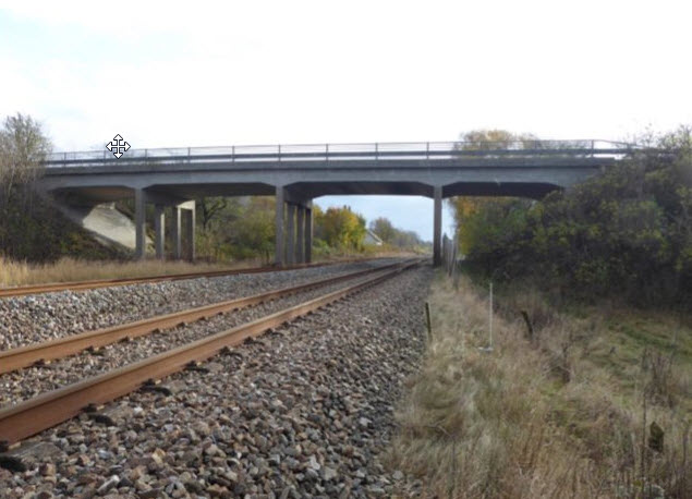 Foto af broen der fører Poppelvænget over banen