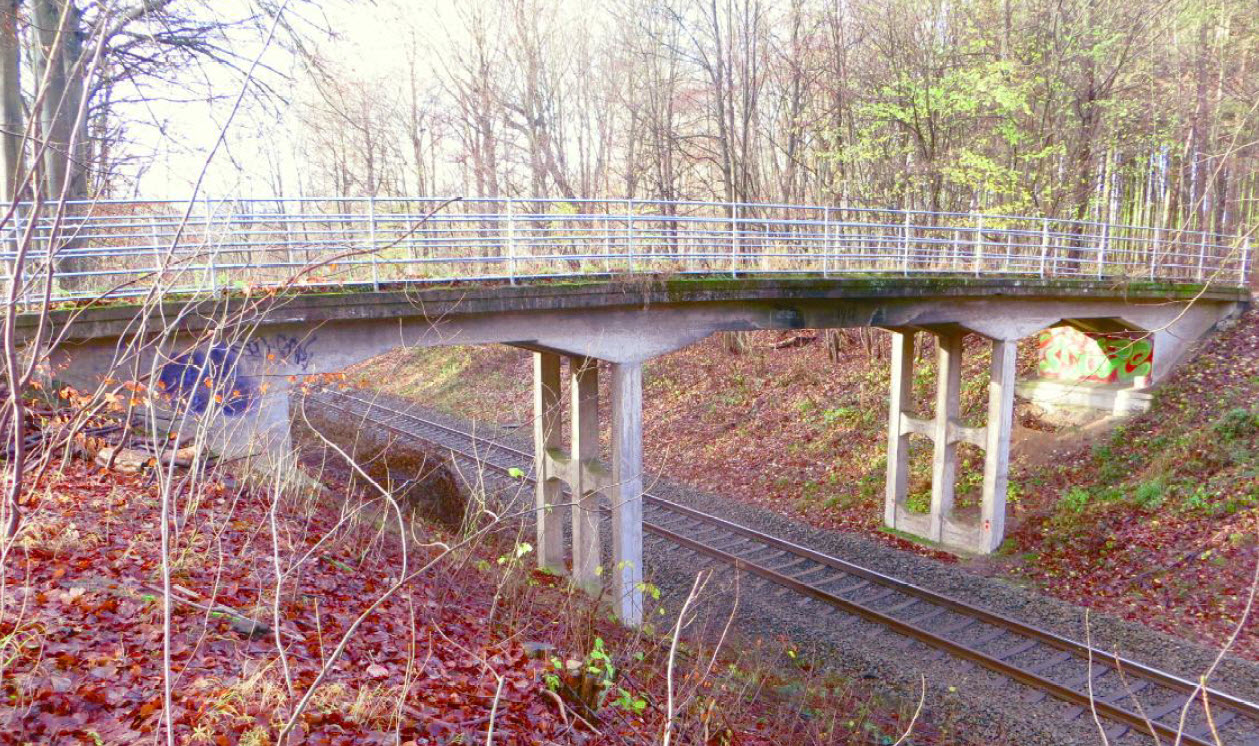 Broen der fører Skovvej over banen vest for Jyderup