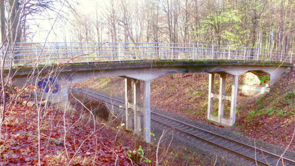 Broen der fører Skovvej over banen vest for Jyderup