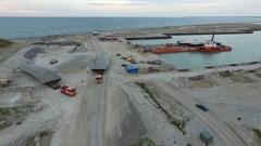 Særtransporter med de tonstunge broelementer kører fra havnen mod Køge Nord