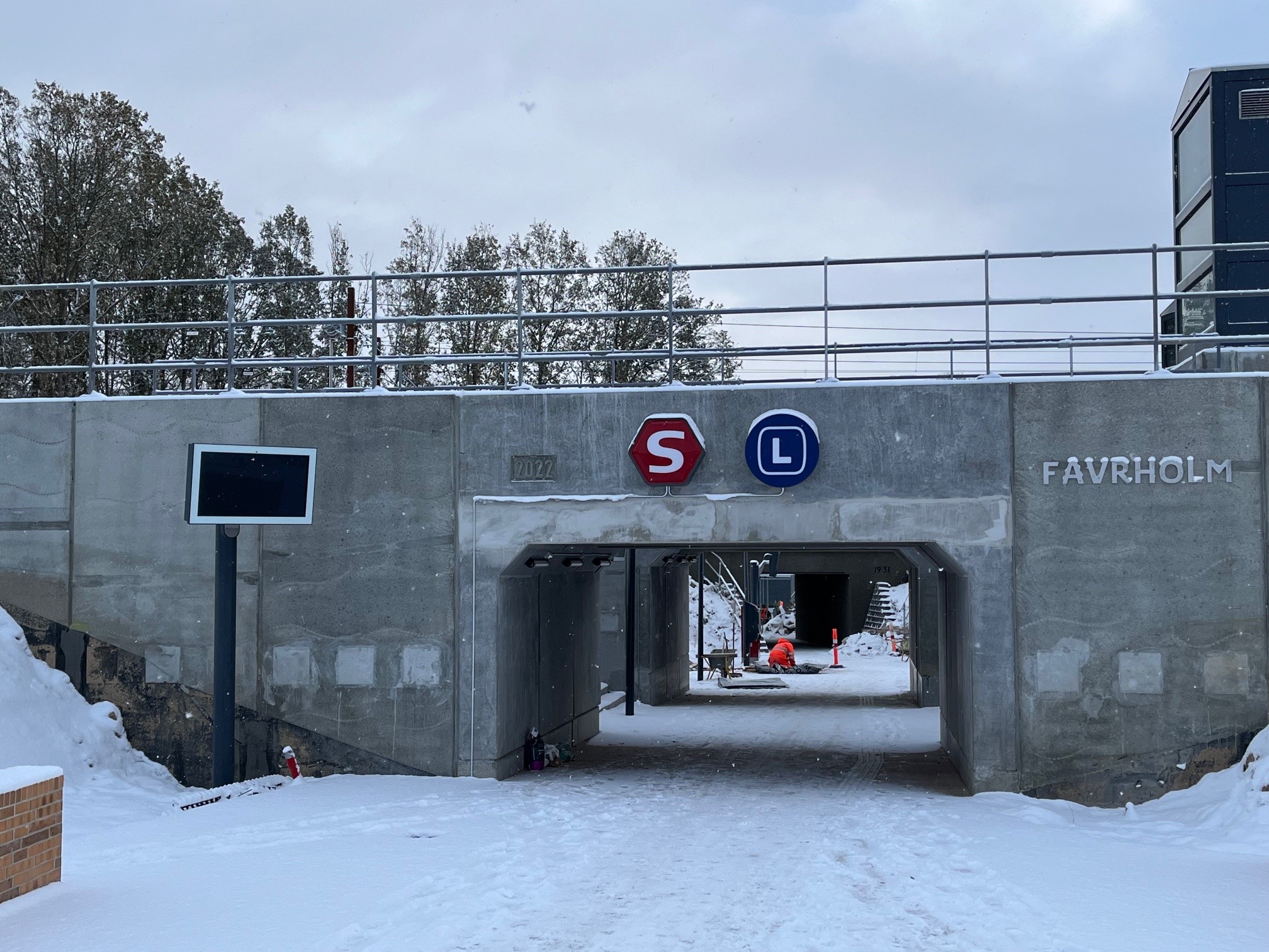 Tunnel dækket i sne, der fører ind til de to perroner, hvor Frederiksværkbanen og S-banen mødes. 