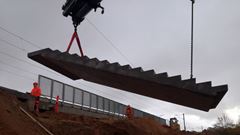 Trapper hejses på plads på Jerne Station.