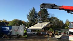 Trappe hejses på plads på Jerne Station.