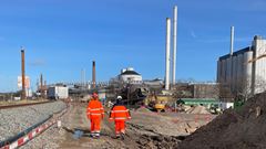To person i orange arbejdstøj på byggepladsen