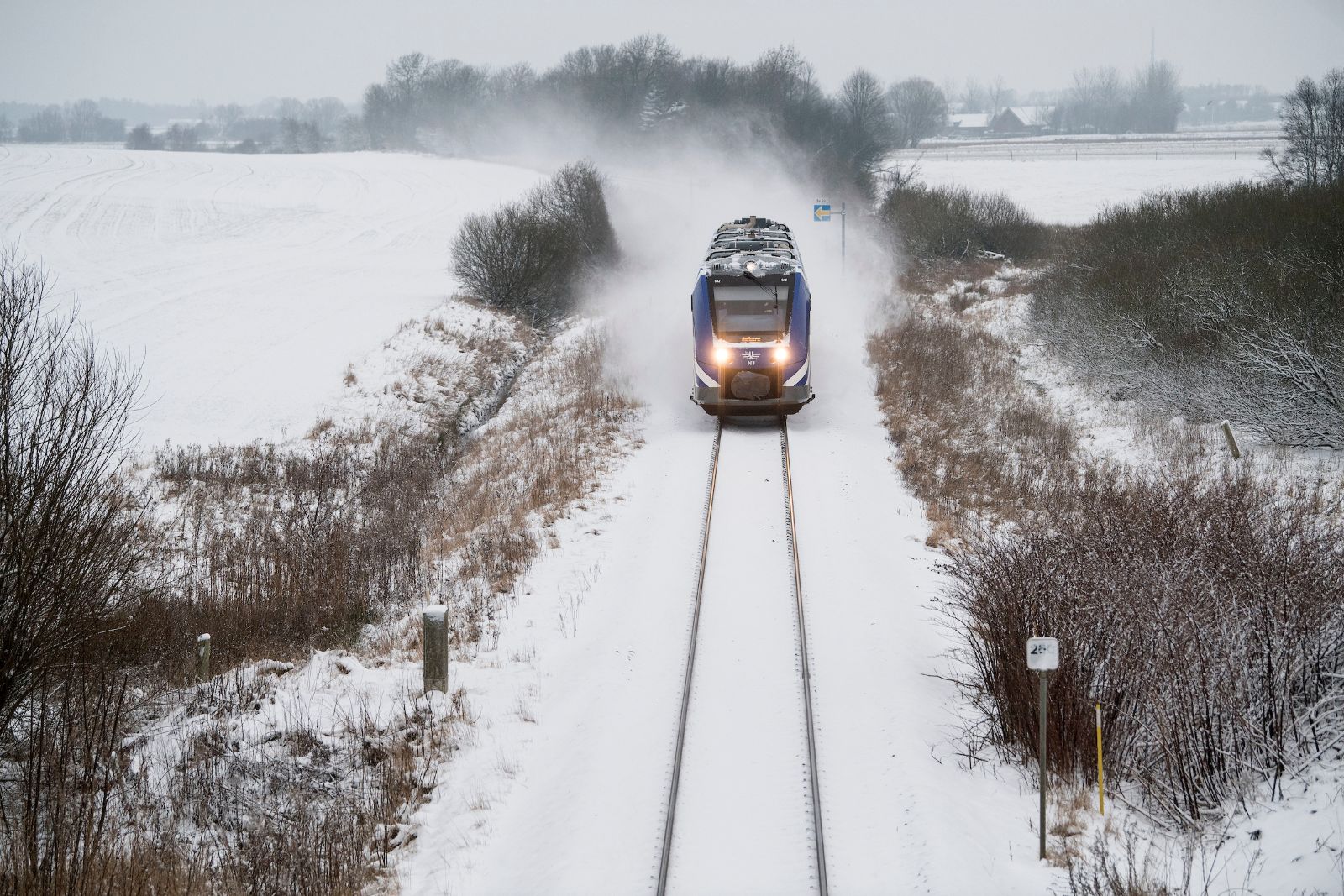 Tog på nordjysk strækning kører i smukt snelandskab