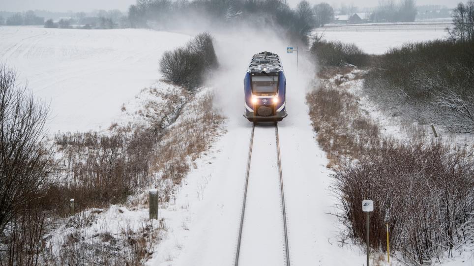 Vinterlandskab med tog på nordjysk strækning