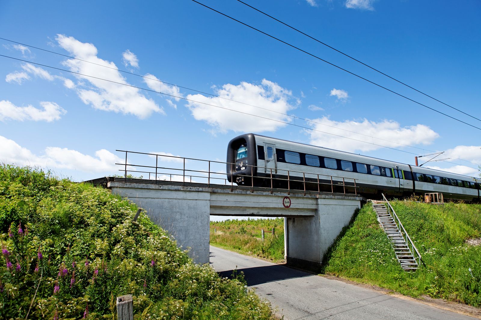 IC3-tog kører hen over jernbanebro
