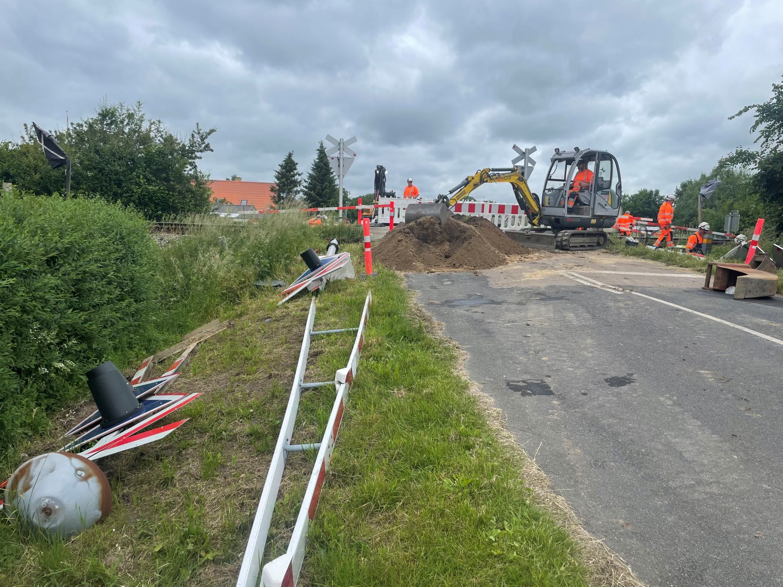 En overkørsel i Knabstrup får nye bomme og varslingsanlæg som forberedelse til udrulning af nyt signalsystem.