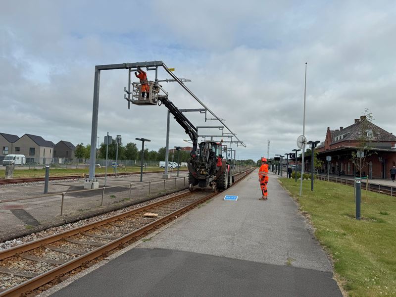 Opsætning af ladeskinner til batteritog på Holstebro Station